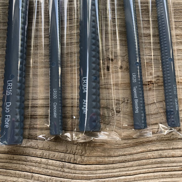 LARUCE BEAUTY Christine Makeup Brush Set w/ Case - Picture 4 of 6